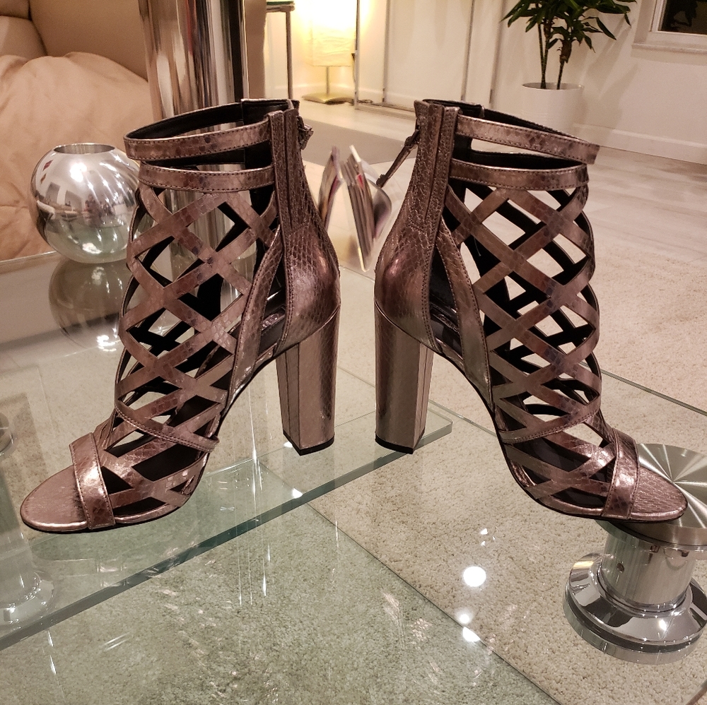 NWOT - Guess pewter caged gladiator sandals